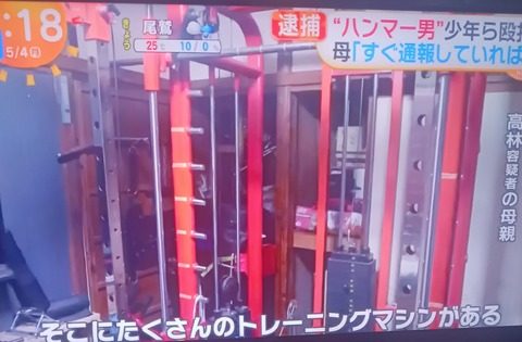 【画像】福生無職ハンマーおじさん、自宅に本格的なジムを作り3時間トレーニングしていたwwwwwwww