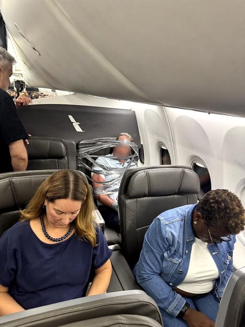 【画像】飛行機の中で大暴れしたオッサン、ガムテープでぐるぐる巻きにされる☠ｗｗｗｗｗｗｗｗｗ