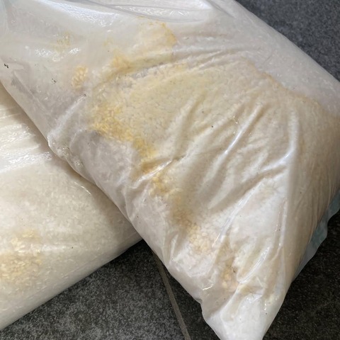 【画像】ママさん咽び泣く「メルカリでお米買って届いたのがこれ」（※閲覧注意）