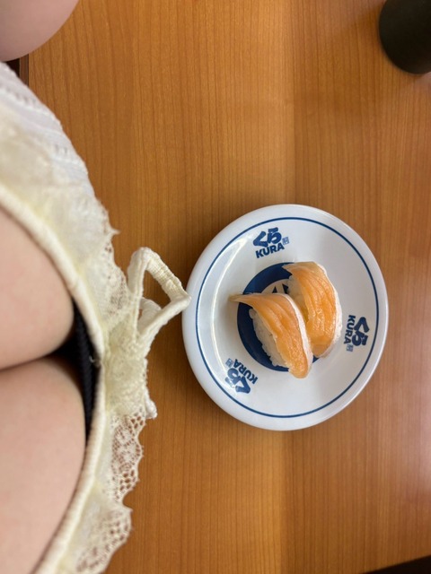 【画像】99.9%の男がお胸に夢中で寿司があることに気づかない画像ｗｗｗｗｗｗｗｗ