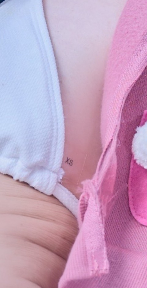 【画像】コスプレイヤーさん、見えてはいけないものがハミ出してしまう