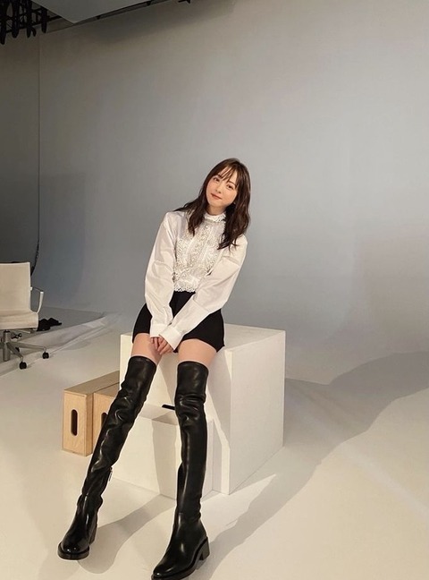 【悲報】佐々木希(35)、うっかりミニスカートを履いてしまう （※画像あり）