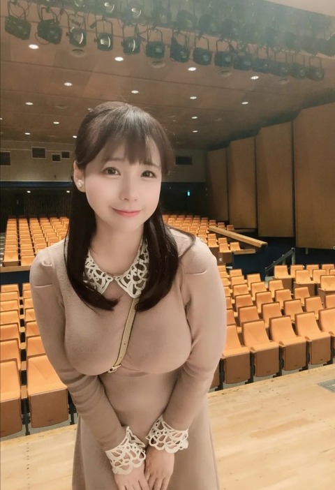 【画像】巨胸地方アナウンサーさんの偉いおじさんとの距離感wwwwwwwww