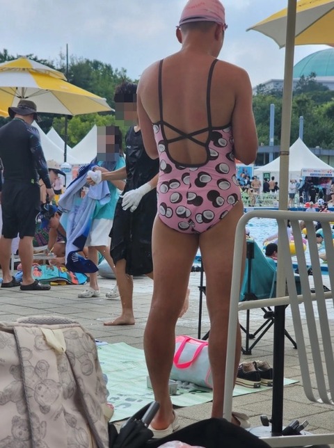 【悲報】プールでピンクのワンピース水着を着ていた男性、警察に連行されてしまう