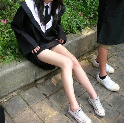 【画像】こういう真っ白でスベスベの太ももｗｗｗｗｗｗｗｗ