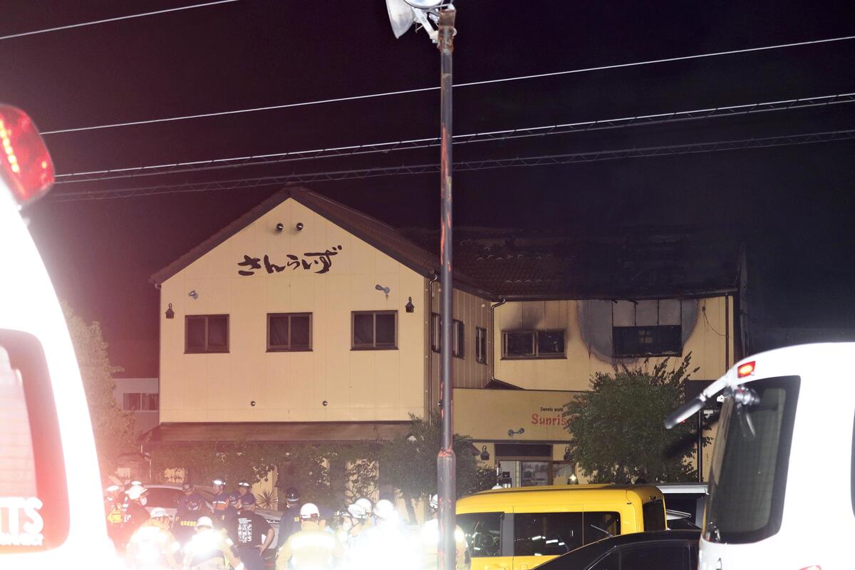 「人が刺された。ガソリンをまいている」とケーキ店から110番,焼け跡から2遺体・3人搬送 岐阜・本巣市