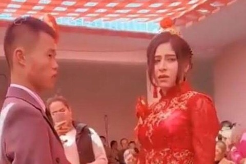 【悲報】ウイグル族の美女、中国男と強制結婚させられてしまう （※画像あり）