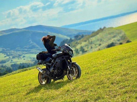 【画像】女バイカーさん、牧草地で写真撮っただけでオジバイカー達から総攻撃wwwwwwwww