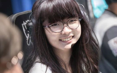 【画像】女プロゲーマーさん、ガチでかわいすぎると話題になってしまう