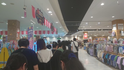 【画像】昨日の銀だこ、８８人しか買えない８８円に大行列をなす都民がコチラｗｗｗｗｗｗｗｗｗｗ