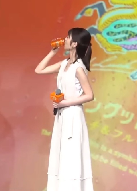 【画像】浜辺美波さん、ビールを飲む仕事をしてしまうｗｗｗｗｗｗｗ