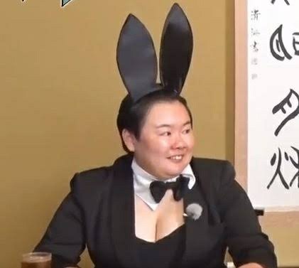 【画像】安井カノンちゃん、バニーガールコスプレでうっかり谷間が見えてしまう
