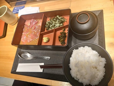 【画像】女さん咽び泣く「まぐろ丼頼んだらコレ」ｗｗｗｗｗｗｗｗｗｗｗ
