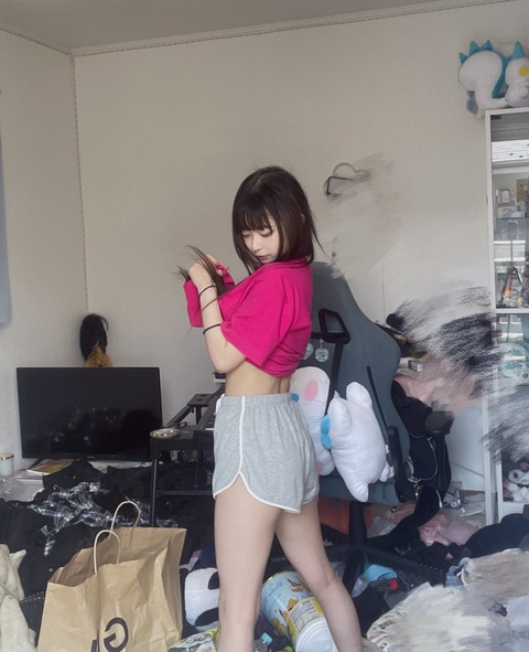 【画像】彼女「ごめんちょっと散らかってるけど気にしないで上がって～」