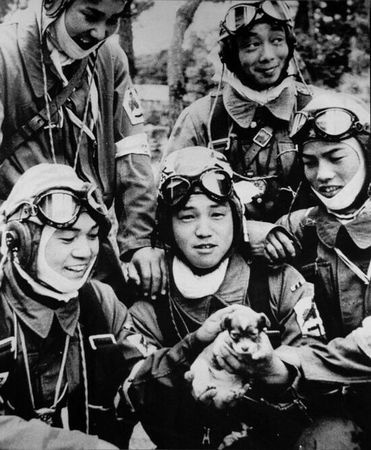【画像】特攻隊の特攻前の集合写真がこれ、この人達のおかげで今のワイらが存在するんやな…