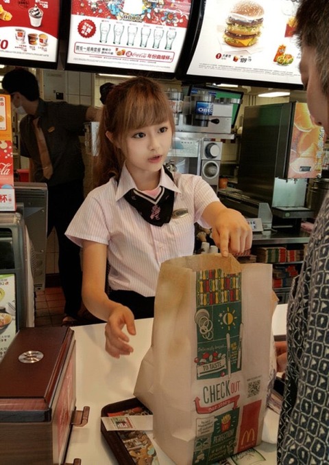 【画像】韓国のマック店員が陰好みｗｗｗｗｗｗｗｗ