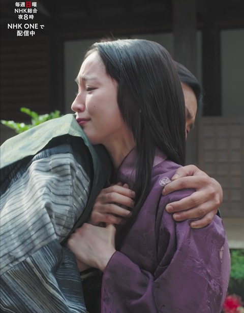 【悲報】吉岡里帆さん、アドリブで相手役俳優の手を取りお胸に押し当てる（※画像あり）