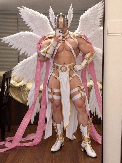 【画像】エッチな衣装のコスプレイヤーさん、乳首がポロリしてしまう…