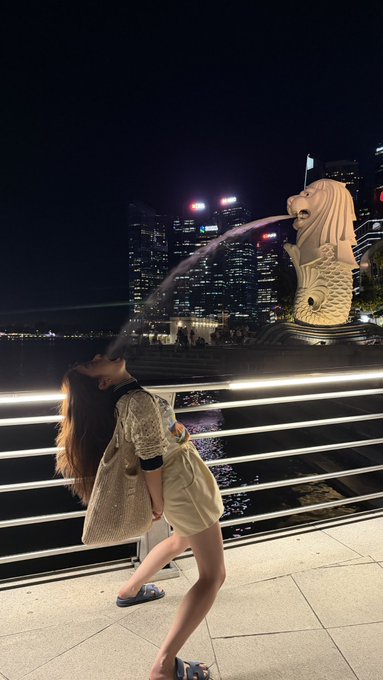 【画像】　橋本環奈、マーライオンからの噴射を開脚エビ反りで受け止める姿を公開
