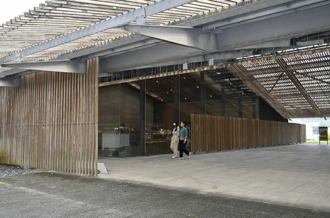【悲報】 世界的建築家、隈研吾さんの木を多用した建築、腐食でたった20年しかもたない😭