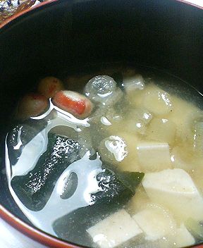 豆腐 生椎茸 長ネギの味噌汁 たぬきの小皿