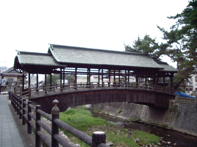 鞘橋 屋根のある木造アーチ橋 ありふれた日常 Common Daily Life