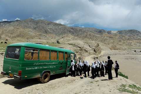 30 Beautiful Pictures Of Girls Going To School - Afghanistan