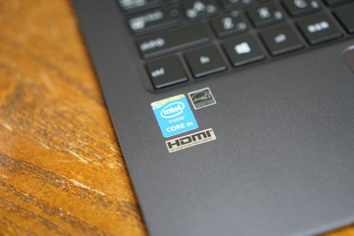 ファンレスで薄型のZenBook UX305FA-5Y71が到着!開封レビューと ファンレスで薄型のZenBook UX305FA-5Y71が到着!開封レビューと