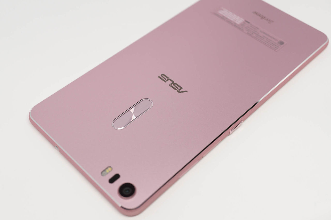 ウルトラなあいつがやってきた！「ZenFone 3 Ultra ZU680KL」フォト