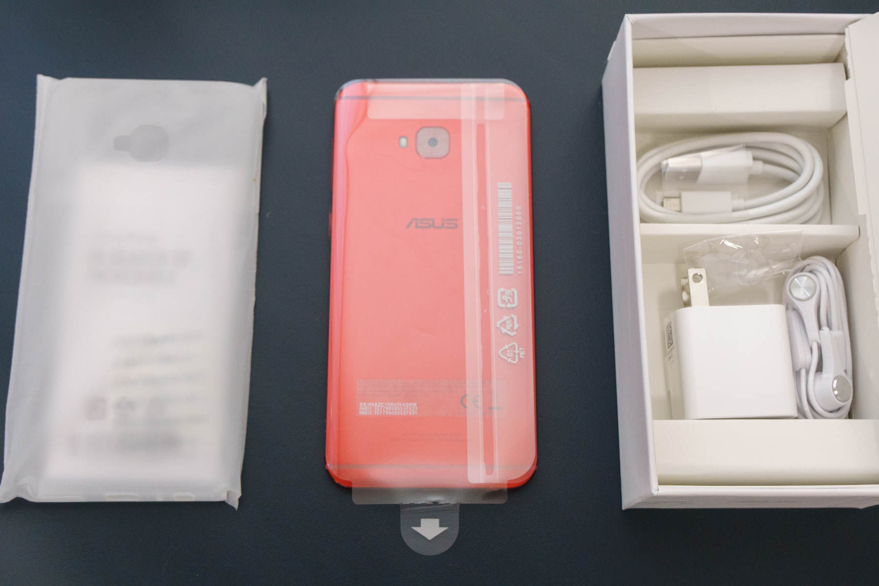 真っ赤なボディが美しい Zenfone 4 Selfie Pro Zd552kl開封レビュー ファーストインプレッション Asus 好きのzenblog ゼンブログ