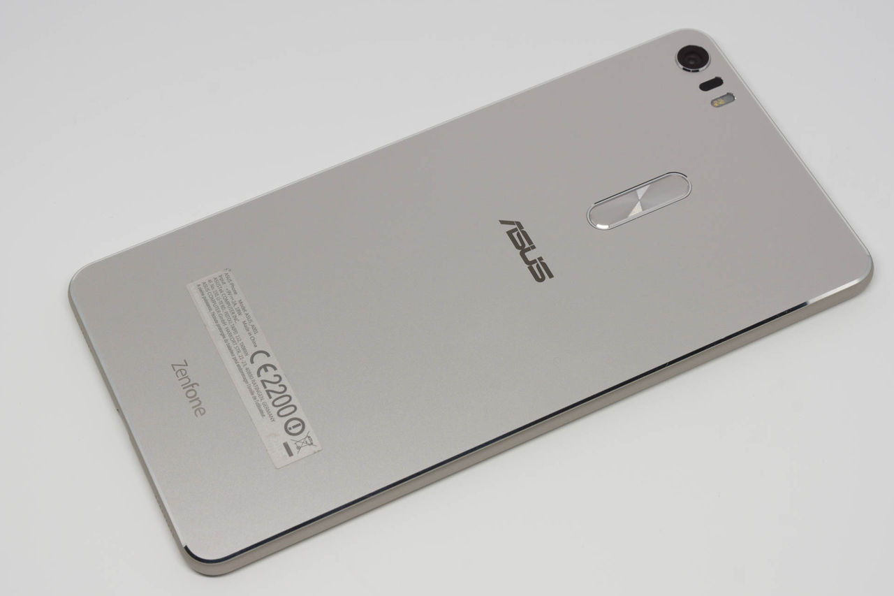ウルトラなあいつがやってきた！「ZenFone 3 Ultra ZU680KL」フォト
