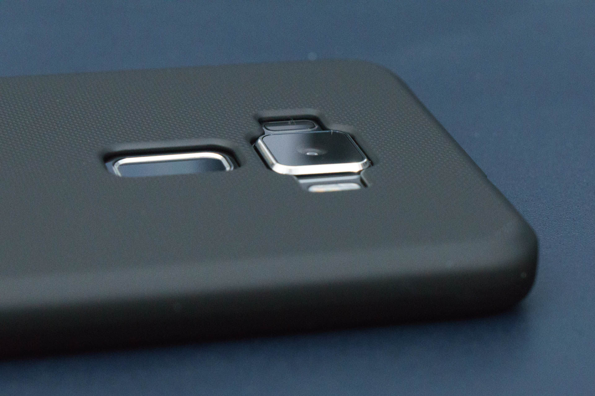 カメラの出っ張りも解消できるZenFone 3用ケースを購入 : ASUS カメラの出っ張りも解消できるZenFone 3用ケースを購入 : ASUS