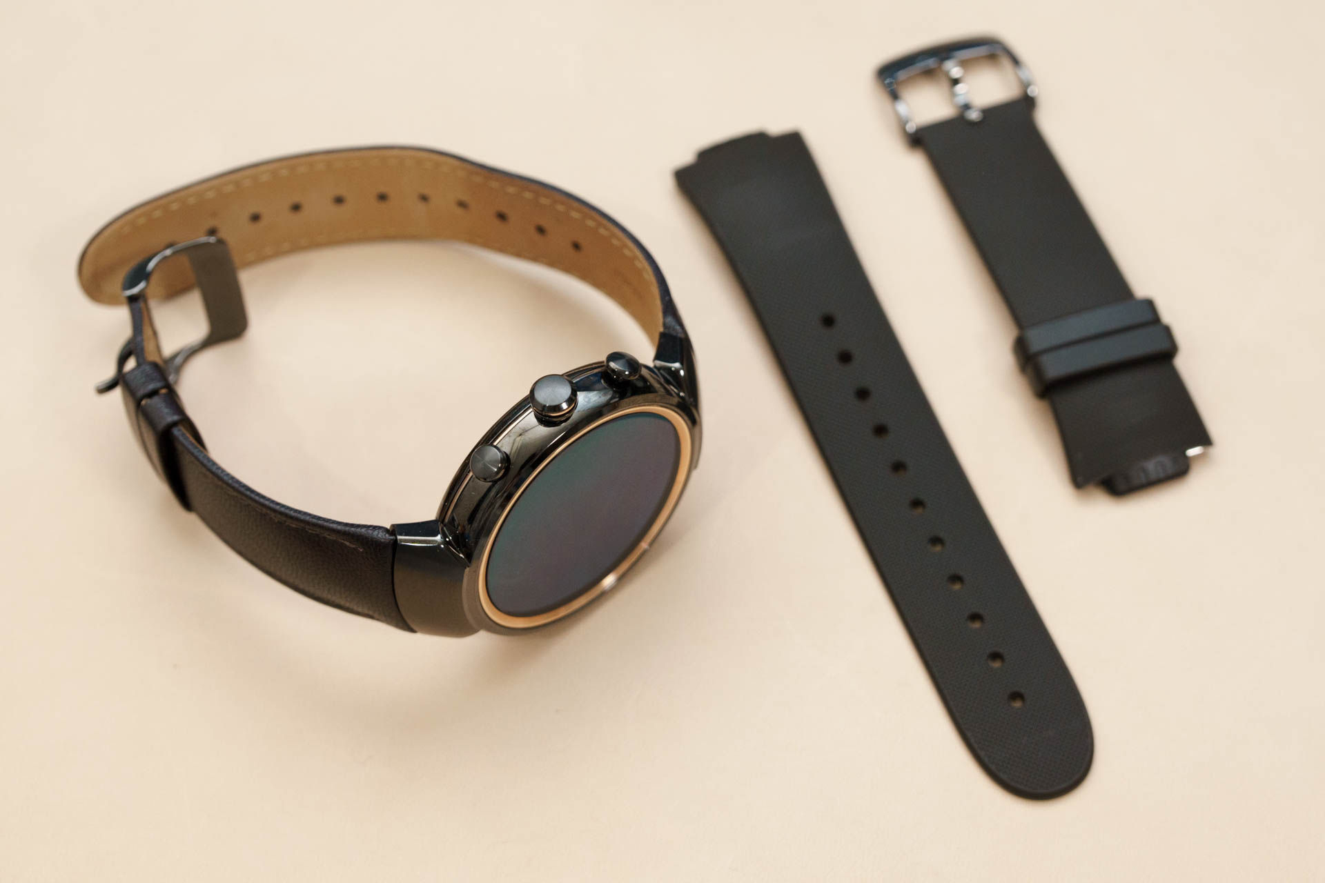 革ベルトでは肌が荒れるのでラバー製の「ZenWatch 3用スポーツ  