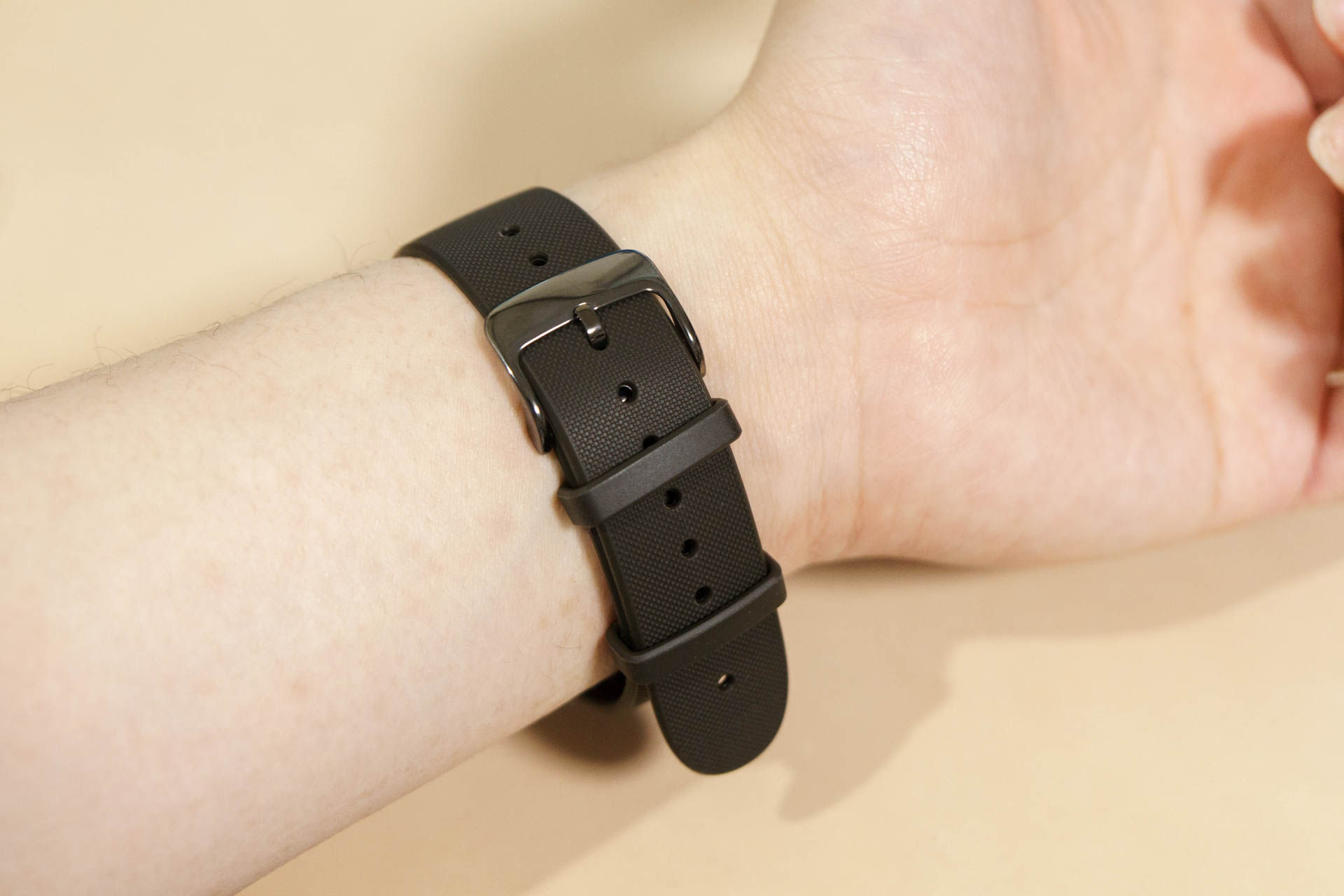 革ベルトでは肌が荒れるのでラバー製の「ZenWatch 3用スポーツ  