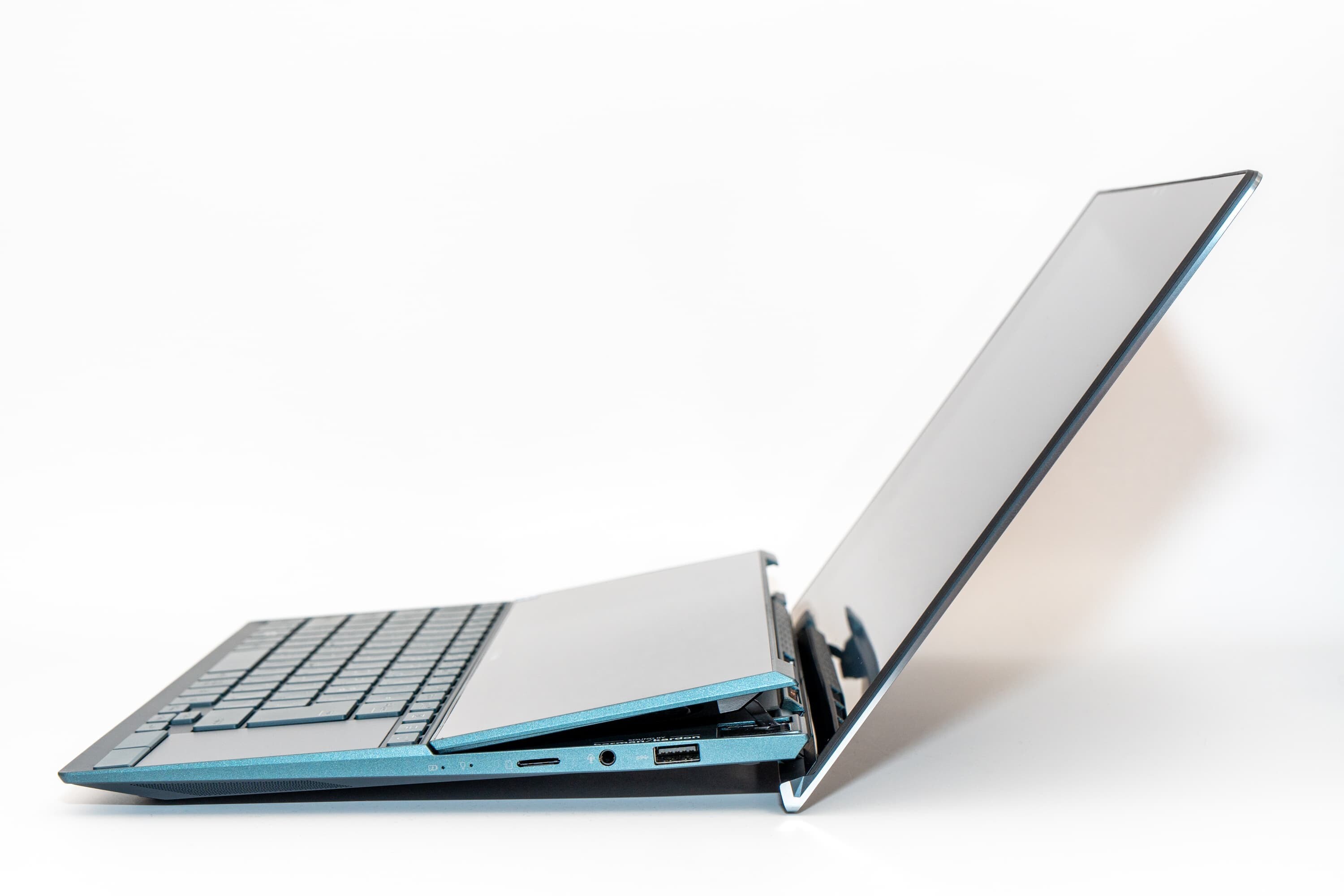 ASUS ZenBook Duo 14 UX482EG レビュー サブ画面が持ち上がる構造で