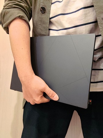Zenbook DUO サイズ感