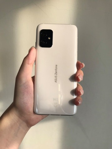 ASUS - Zenfone 8 ホライゾンシルバー(ディスプレイ、背面にひび有) ASUS - Zenfone 8 ホライゾンシルバー(ディスプレイ、背面にひび