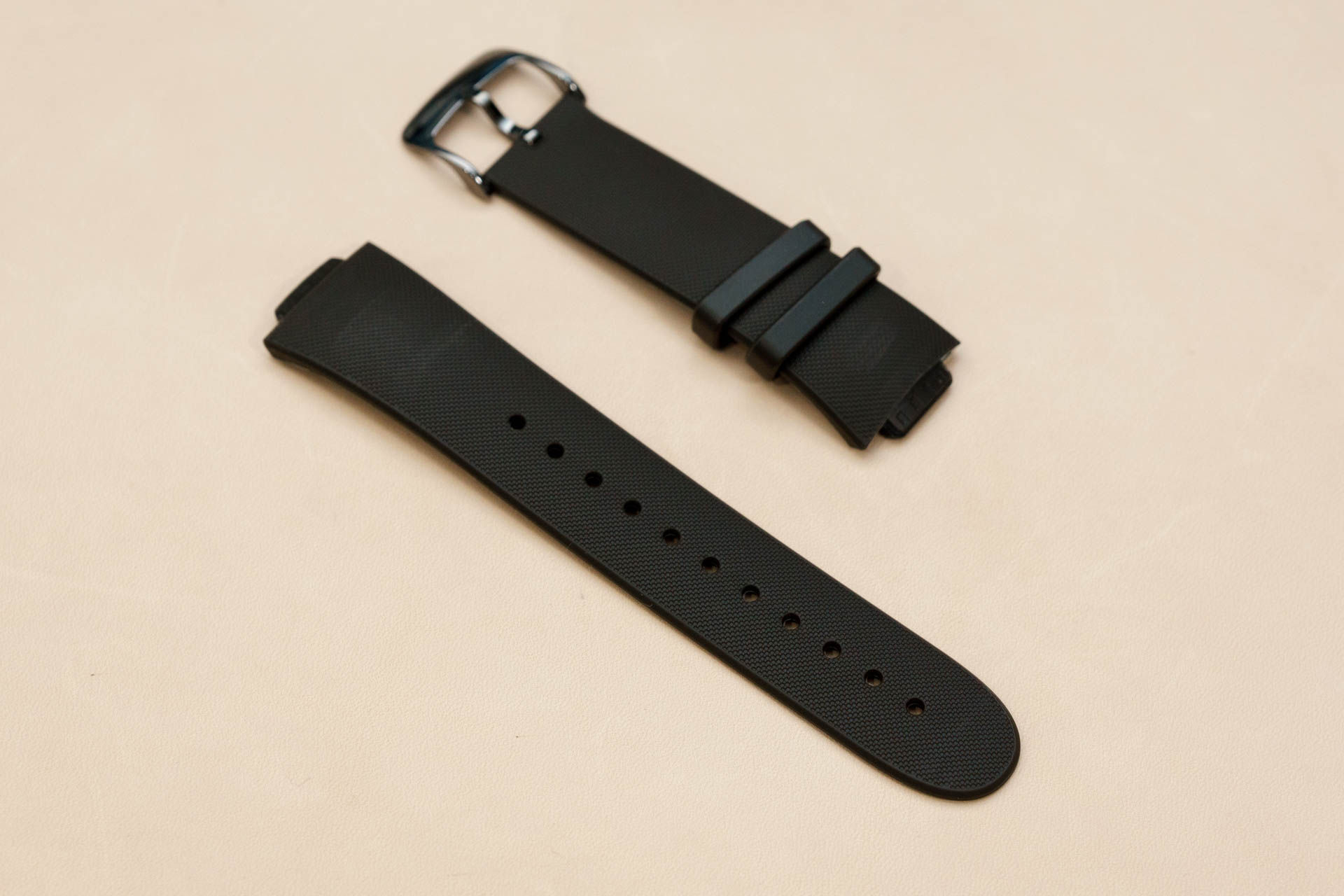 革ベルトでは肌が荒れるのでラバー製の「ZenWatch 3用スポーツ  