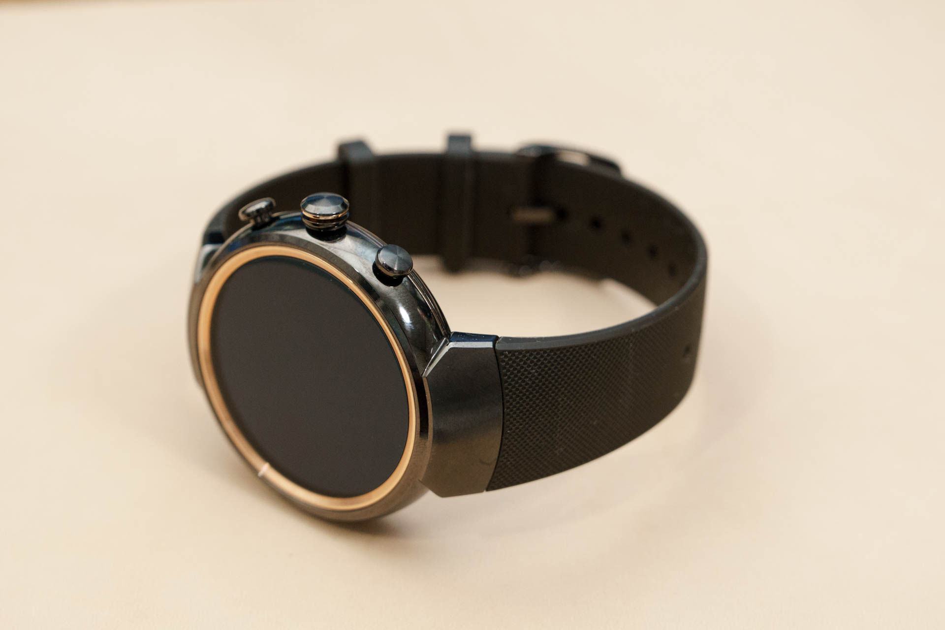 革ベルトでは肌が荒れるのでラバー製の「ZenWatch 3用スポーツ  