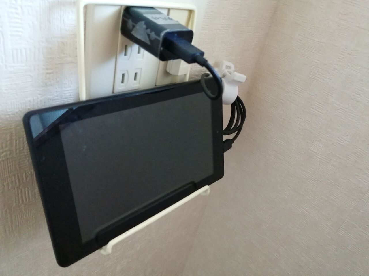 壁を傷つけずタブレットを壁掛けにしたい 37平米に3人暮らし