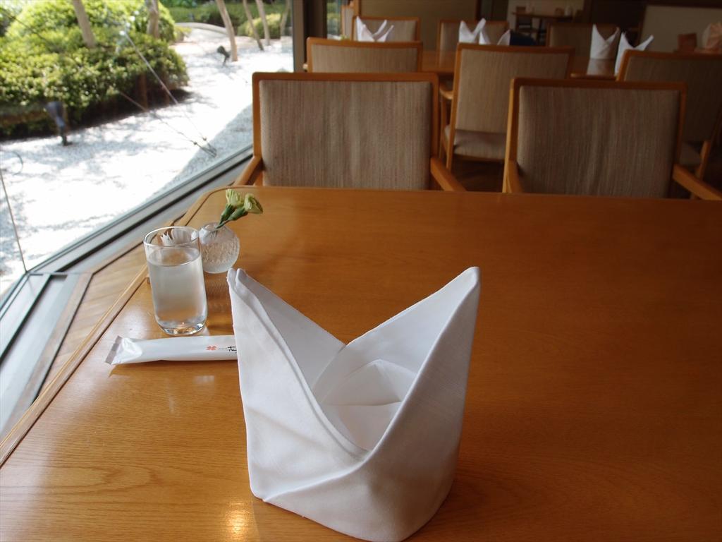 ホテル花水木 庭園レストラン くすの木 サービスランチ アニメ宿泊記