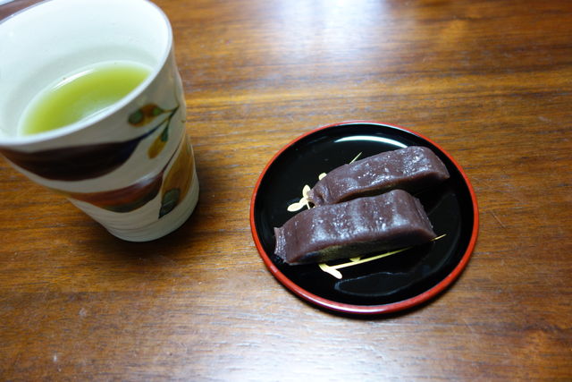 夜にヨメが『ういろう』食べたいというので、お茶も出したよ