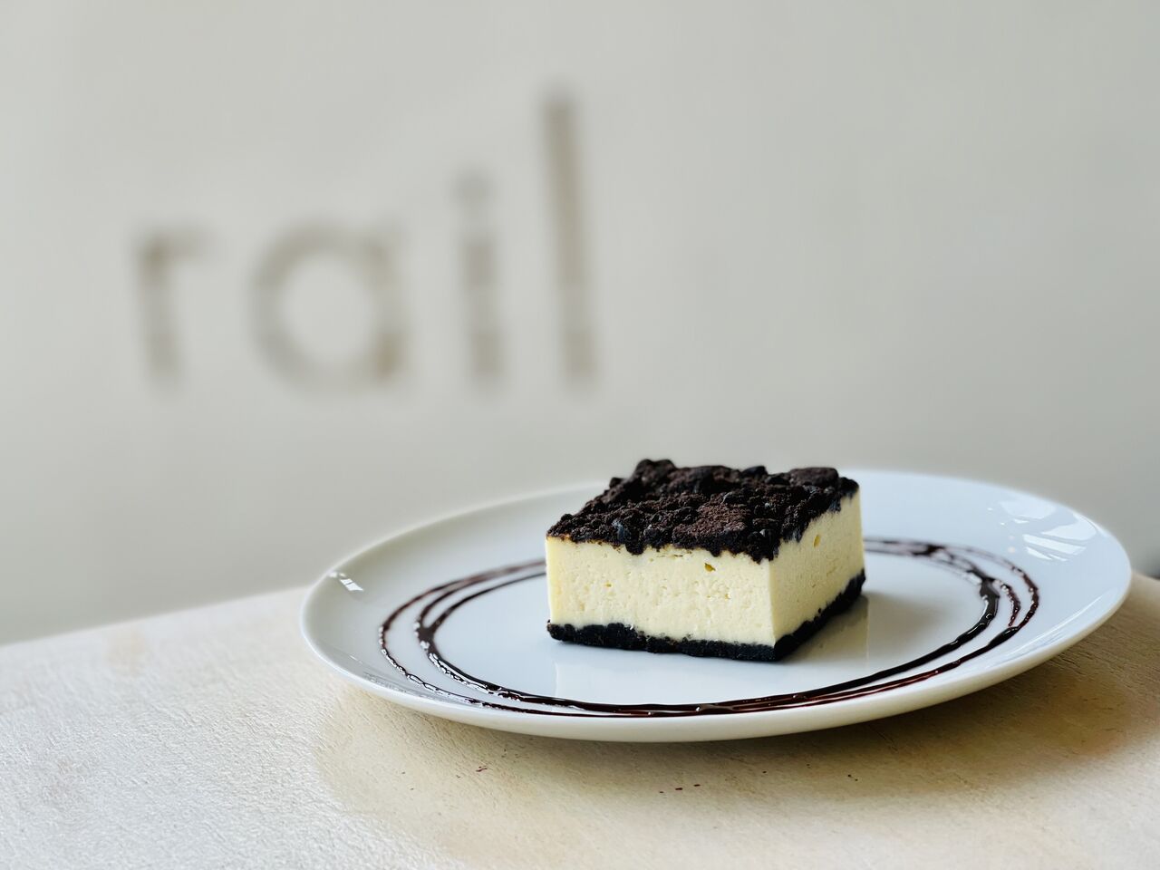 クッキーのサクッとした食感と クリームチーズのなめらかな食感が好 相性な濃厚チーズケーキ 姫路でランチから夜カフェまで Cafe Rail カフェ レイル