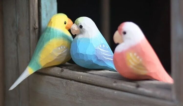 木彫りのインコの置物