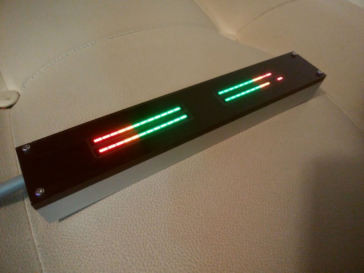 タイプ2 0 33mm ダブル オーディオ レベルインジケーター Cチャン アルミ製 アクリルパネル 配線付 自作工作物 オーディオレベルインジケーター タイプ2 0 33mm ダブル オーディオ レベルインジケーター Cチャン アルミ製 アクリルパネル 配線付 自作工作物 オーディオレベルインジケーター