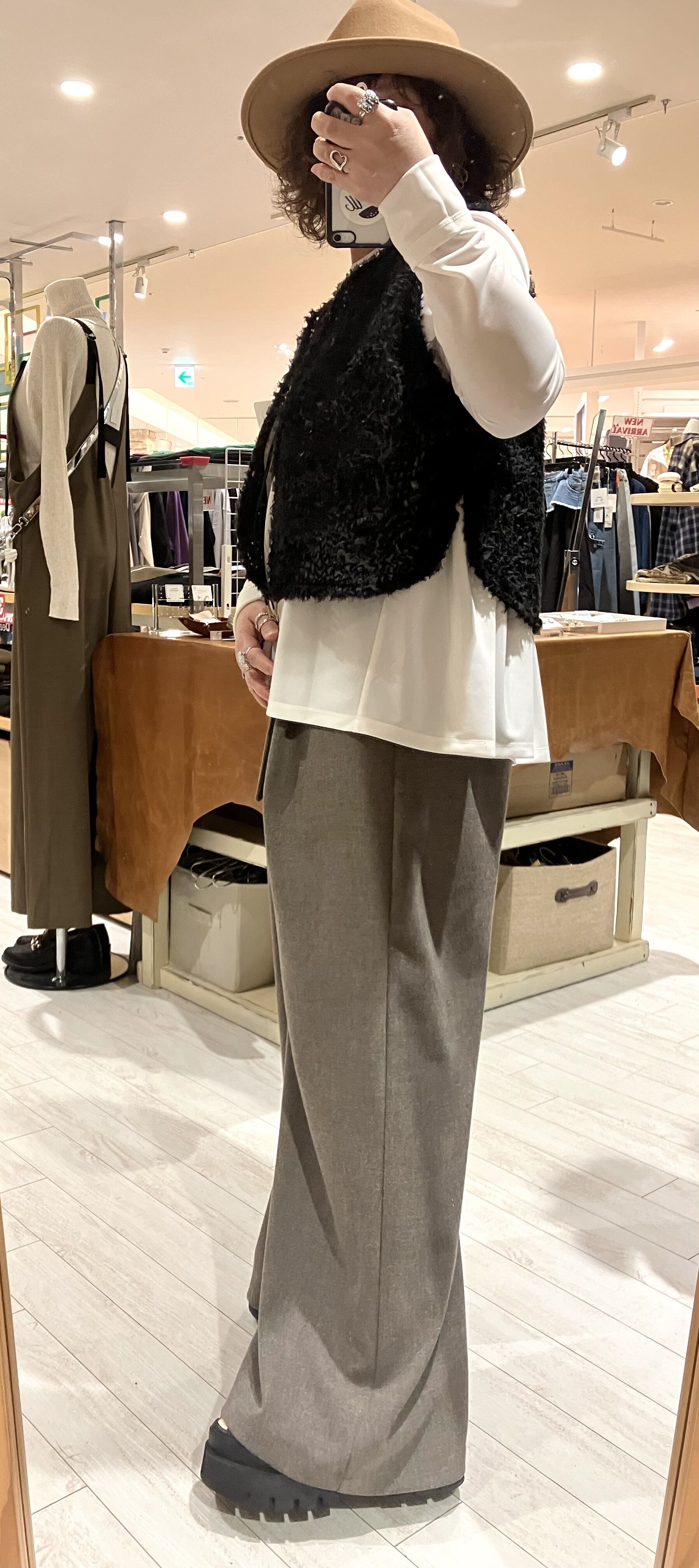 MONSE】インサイドアウト パネル切替デザイン チュール ベスト MONSE】インサイドアウト パネル切替デザイン チュール ベスト