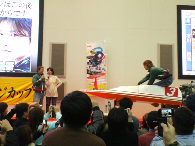 岩間のファンの為にモンキーターン実演中