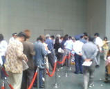 まぐろ即売会の列