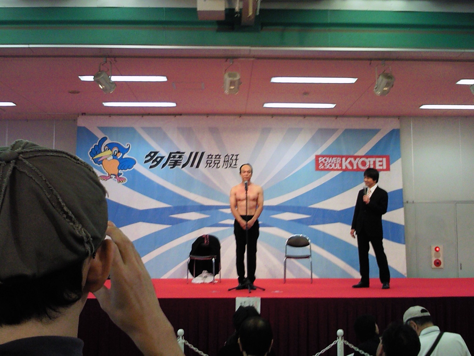 自慢の筋肉美を披露するそのまんま東知事