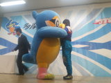 ゅぅゅぅに抱きつくウェイキーくん、ハグハグ